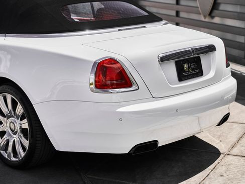 Used 2018 Rolls-Royce Dawn RWD image 11