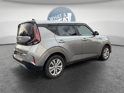 Used 2023 Kia Soul LX image 3
