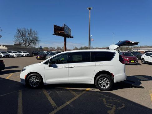 Used 2026 Chrysler Pacifica Select FWD image 5
