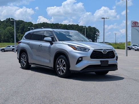 Used 2020 Toyota Highlander XLE FWD image 7