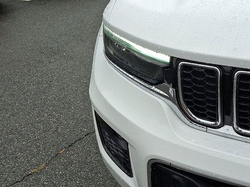 Certified 2024 Jeep Grand Cherokee Overland AWD/4WD image 28