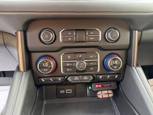 Used 2024 Chevrolet Tahoe High Country AWD/4WD image 25