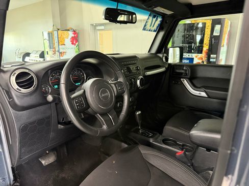 Used 2017 Jeep Wrangler Unlimited Sahara w/ Connectivity Group AWD/4WD image 7