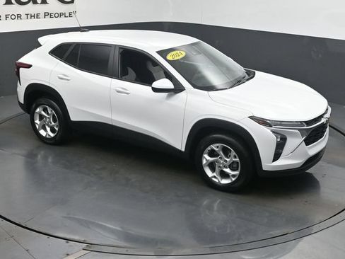 Used 2024 Chevrolet Trax LS w/ LS Convenience Package FWD image 42