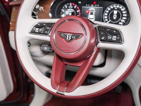 Used 2025 Bentley Bentayga image 54