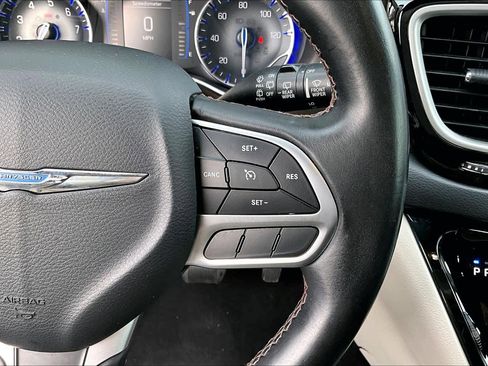 Used 2017 Chrysler Pacifica Touring-L image 22