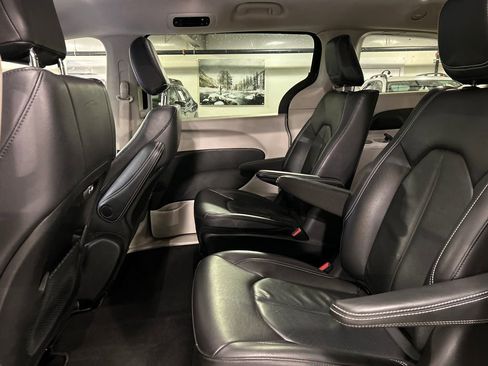 Used 2022 Chrysler Pacifica Touring-L image 23