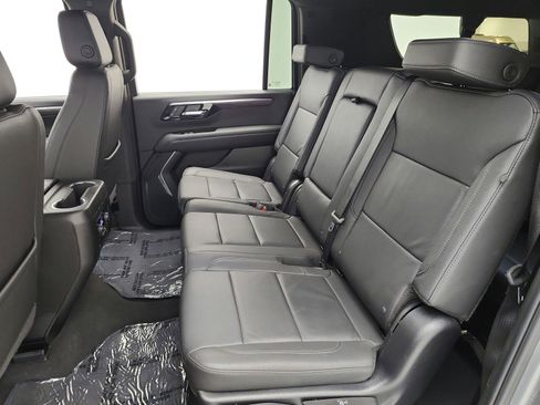 Used 2025 Chevrolet Suburban Z71 AWD/4WD image 13