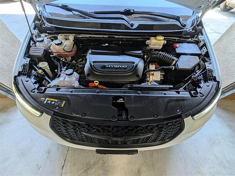 Used 2023 Chrysler Pacifica Limited w/ S Appearance Package FWD image 17