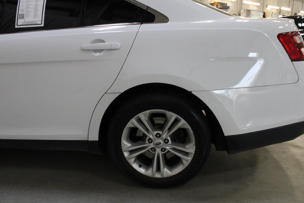 Used 2018 Ford Taurus SE FWD image 25