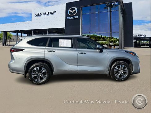 Used 2024 Toyota Highlander XLE image 9