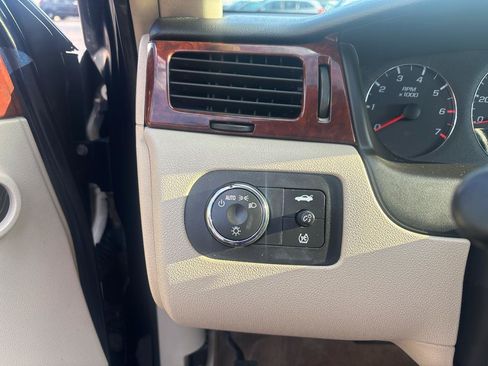Used 2009 Chevrolet Impala LT w/ Luxury Edition Package FWD image 12
