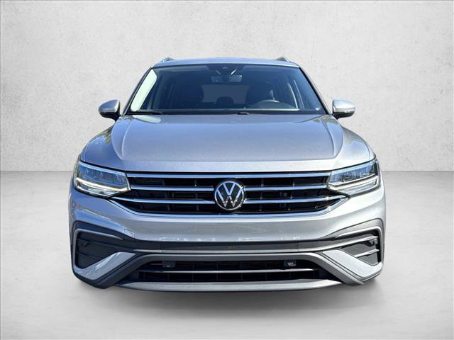 Used 2024 Volkswagen Tiguan SE w/ Panoramic Sunroof Package FWD image 2