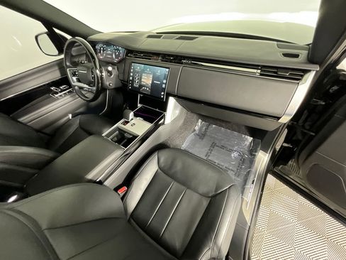 Certified 2025 Land Rover Range Rover SE image 19