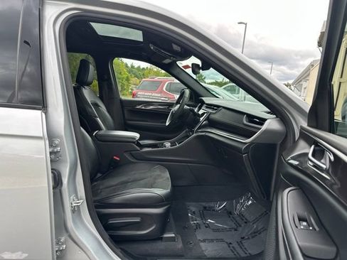 Used 2023 Jeep Grand Cherokee Altitude AWD/4WD image 12