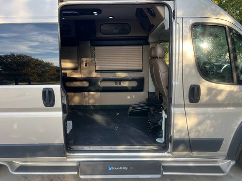 Used 2017 RAM ProMaster 2500 w/ Premium Appearance Group image 2