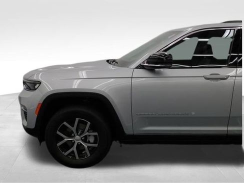 Used 2025 Jeep Grand Cherokee Limited image 18
