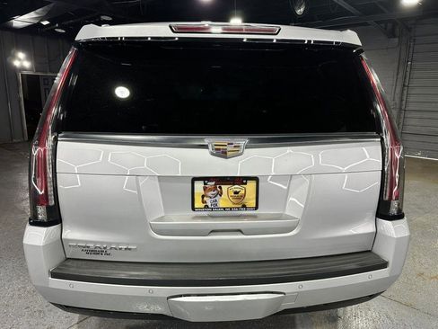 Used 2017 Cadillac Escalade Luxury AWD/4WD image 4