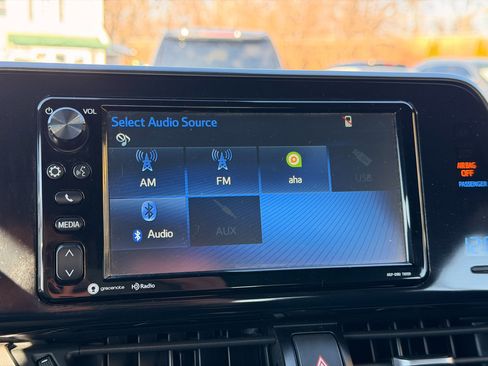 Used 2018 Toyota C-HR image 21