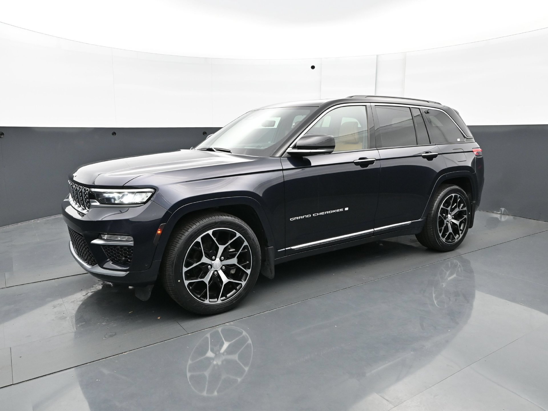 Used 2024 Jeep Grand Cherokee Summit AWD/4WD image 2