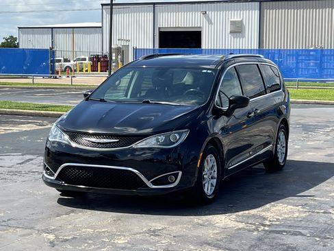 Used 2020 Chrysler Pacifica Touring-L FWD image 3