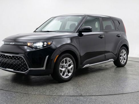 Used 2025 Kia Soul LX w/ LX Technology Package image 3