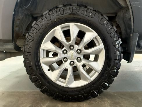 Used 2019 Chevrolet Silverado 1500 Custom w/ Custom Value Package AWD/4WD image 10