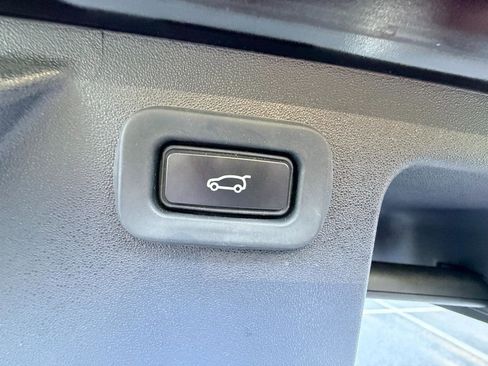 Used 2020 Land Rover Discovery Sport SE image 13