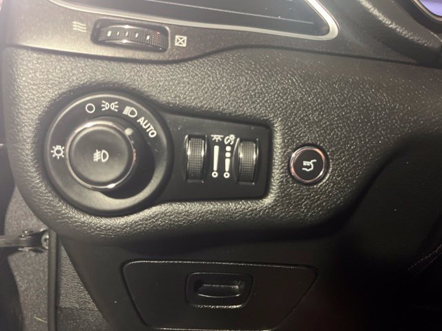 Used 2019 Jeep Cherokee Trailhawk w/ Comfort/Convenience Group AWD/4WD image 19