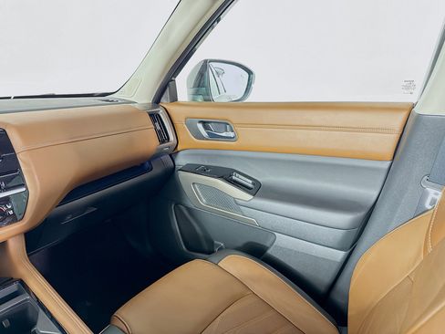 Used 2023 Nissan Pathfinder Platinum image 29