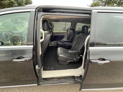 Used 2018 Chrysler Pacifica Limited FWD image 23