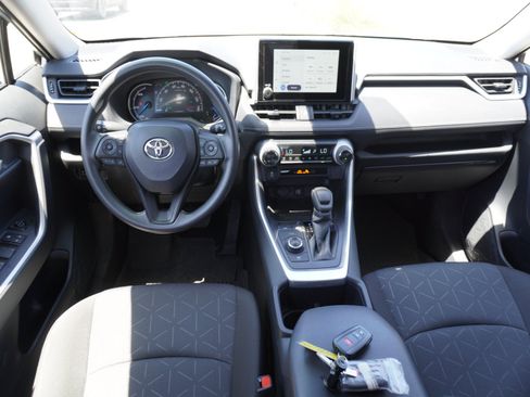 Used 2025 Toyota RAV4 XLE AWD/4WD image 2