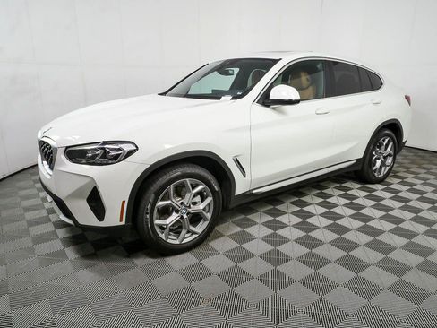 Used 2025 BMW X4 xDrive30i AWD/4WD image 2