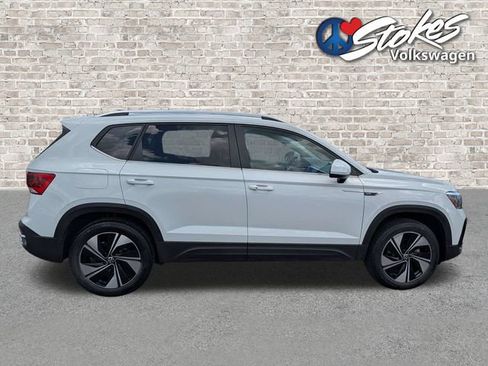 Certified 2024 Volkswagen Taos SE w/ Panoramic Sunroof Package AWD/4WD image 3