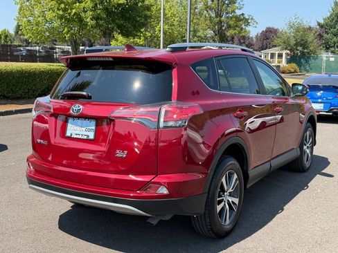 Used 2018 Toyota RAV4 XLE AWD/4WD image 8
