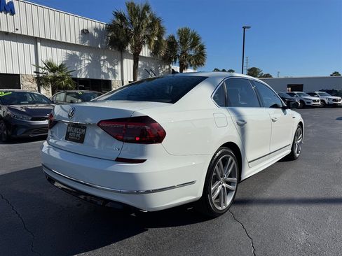 Used 2017 Volkswagen Passat 1.8T R-Line w/ R-Line Lighting Package FWD image 8