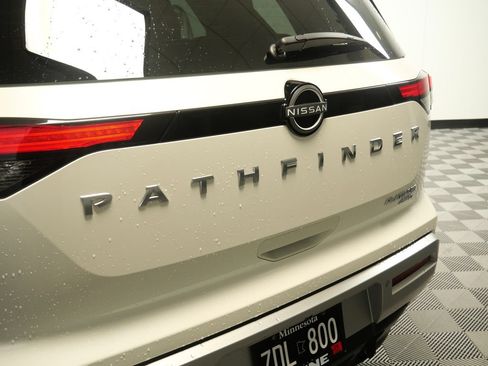 Used 2024 Nissan Pathfinder Platinum AWD/4WD image 9
