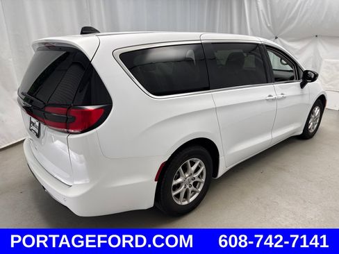 Used 2024 Chrysler Pacifica Touring-L FWD image 2