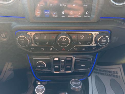 Used 2020 Jeep Wrangler Unlimited Sahara w/ Dual Top Group AWD/4WD image 19