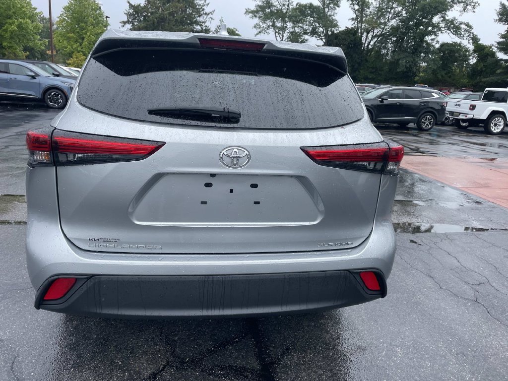 Used 2022 Toyota Highlander XLE AWD/4WD image 4