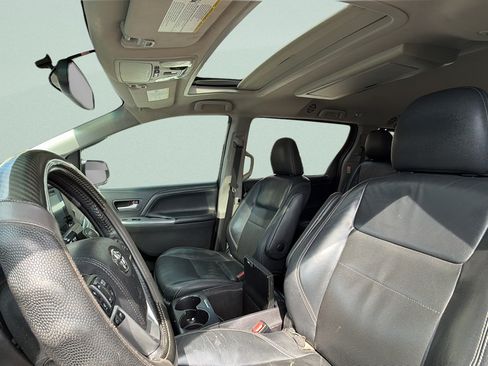 Used 2017 Toyota Sienna SE Premium FWD image 23