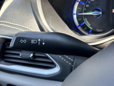 Used 2023 Chrysler Pacifica Touring-L FWD image 16