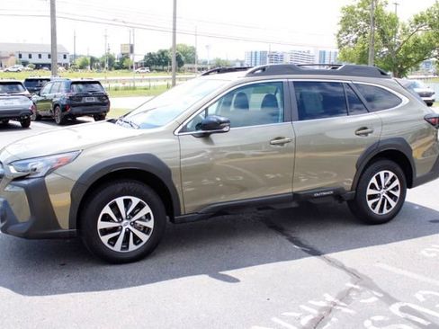 Used 2025 Subaru Outback Premium AWD/4WD image 10