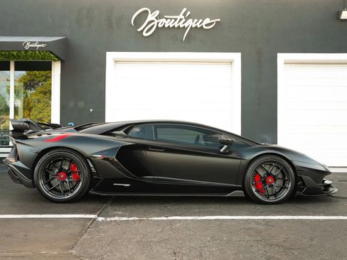 Used 2019 Lamborghini Aventador SVJ AWD/4WD image 4