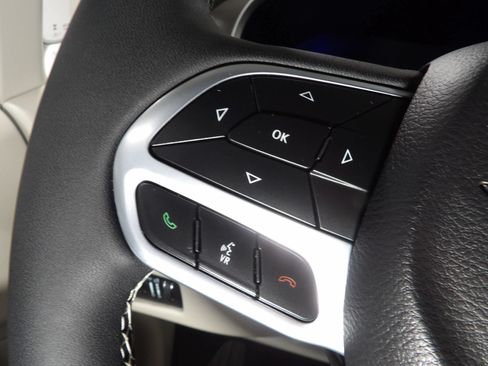 Used 2024 Chrysler Pacifica Limited FWD image 29