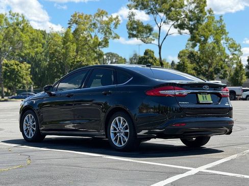 Used 2017 Ford Fusion SE w/ Fusion SE Technology Package FWD image 3