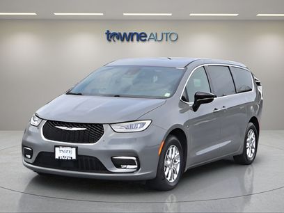 Used 2025 Chrysler Pacifica Select