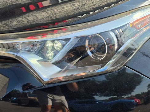 Used 2018 Toyota C-HR XLE FWD image 3