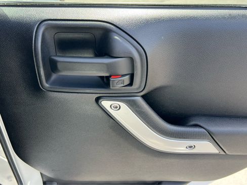 Used 2016 Jeep Wrangler Unlimited Sahara w/ Connectivity Group image 22