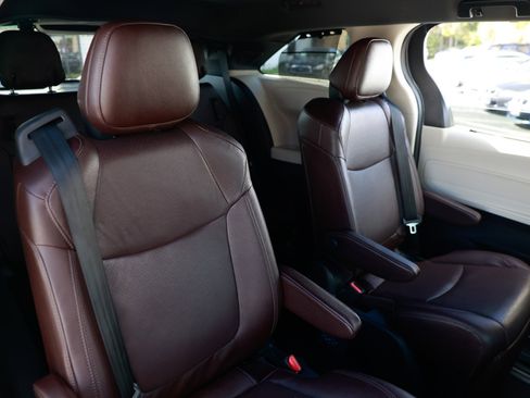 Used 2021 Toyota Sienna Platinum image 17